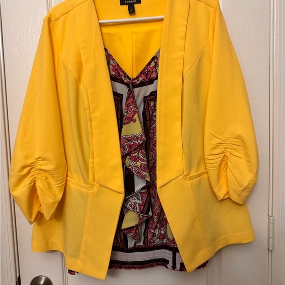 Torrid Vibrant Yellow Blazer - Women’s size 1XL EUC w pockets - Picture 1 of 6